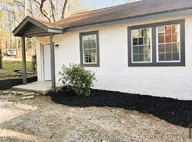 2363 Macon Dr SW, Unit C in Atlanta, GA - Building Photo