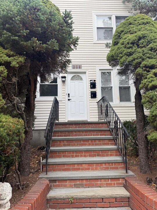 208 Orchard St in Westbury, NY - Building Photo