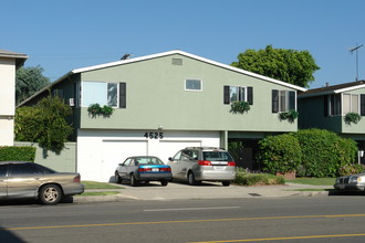 4525 Hazeltine Ave in Sherman Oaks, CA - Building Photo - Building Photo