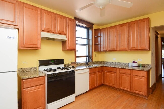 2234 W Walton St, Unit M02B in Chicago, IL - Building Photo - Building Photo