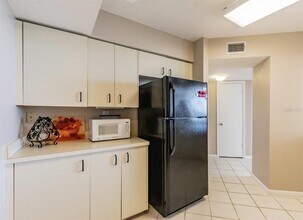 6081 Bahia Del Mar Cir N in St. Petersburg, FL - Building Photo - Building Photo