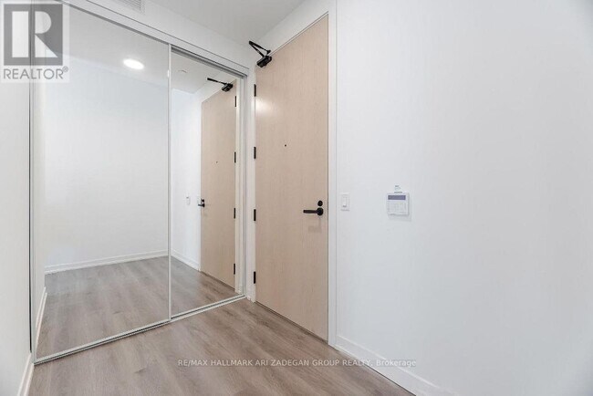 28 Interchange Wy in Vaughan, ON - Building Photo - Building Photo