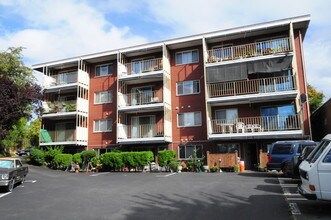 Hilltop Apartments in Seattle, WA - Building Photo - Building Photo