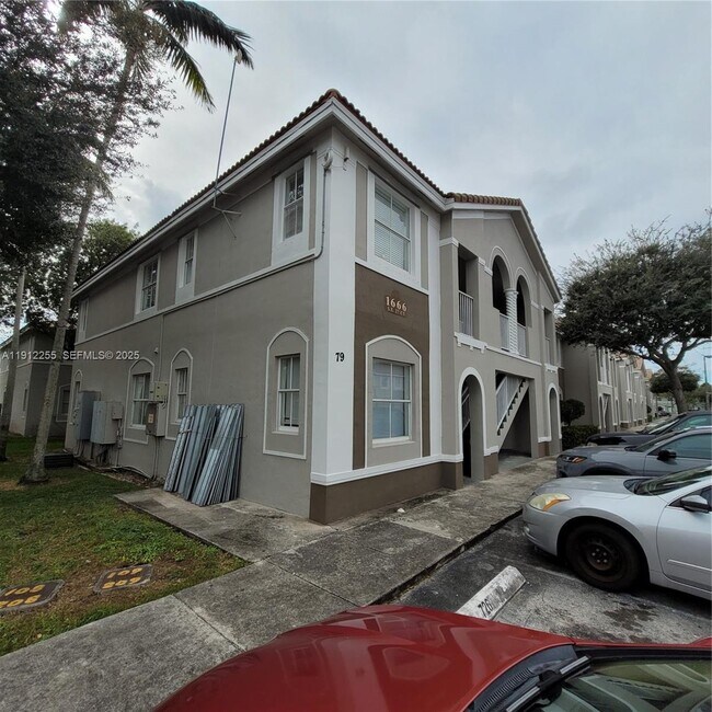 1666 SE 27th Ct in Homestead, FL - Foto de edificio - Building Photo