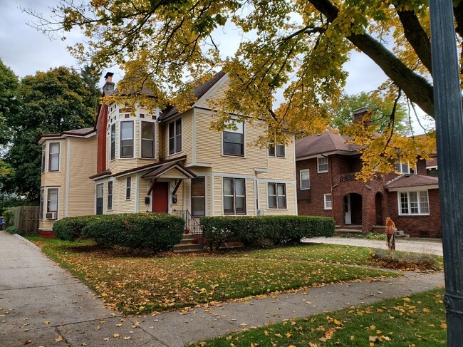 556 College Ave SE, Unit 558 - Whole 1st Floor