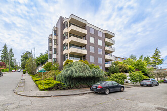 Hillside House Condominium in Seattle, WA - Building Photo - Building Photo