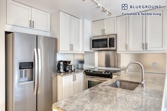 210 W 70th St in New York, NY - Building Photo - Building Photo