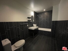 727 W 7th St in Los Angeles, CA - Building Photo