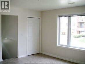 675 Chippawa St in Windsor, ON - Foto de edificio - Building Photo