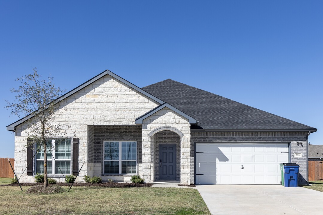 613 Camden Dr in Waxahachie, TX - Building Photo