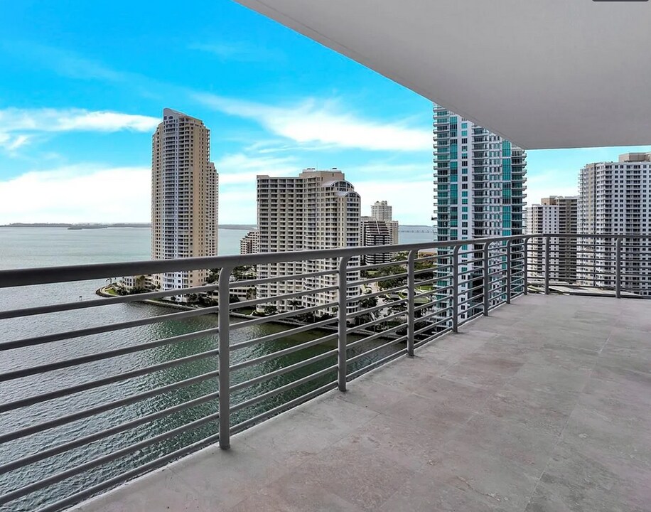 325 S Biscayne Blvd, Unit 2223 in Miami, FL - Building Photo