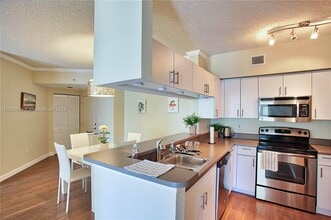 17145 N Bay Rd, Unit 4409 in Sunny Isles Beach, FL - Foto de edificio - Building Photo