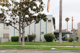 Tudor Grove Apartments in Garden Grove, CA - Foto de edificio - Building Photo