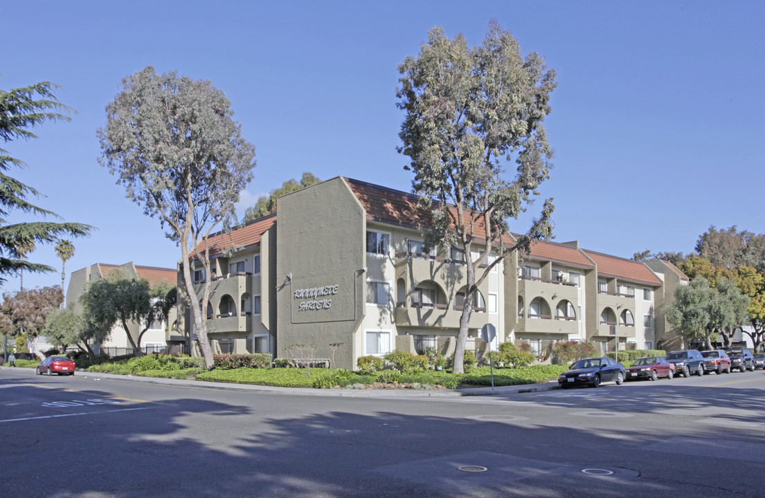 Runnymede Gardens in Palo Alto, CA - Building Photo