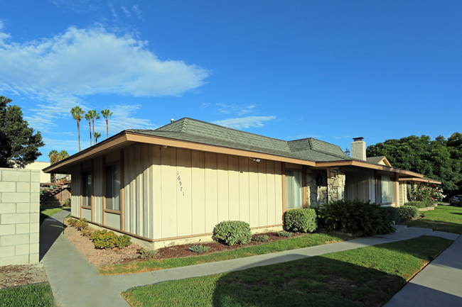 16571 Kellog Cir in Huntington Beach, CA - Foto de edificio - Building Photo