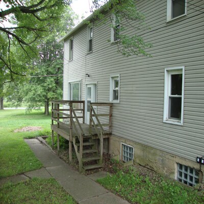 415 Oak Dr, Unit Fl. 1 in Mercer, PA - Building Photo