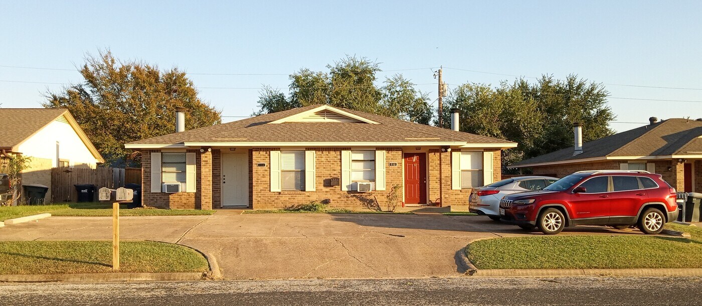 714 San Saba Dr in College Station, TX - Foto de edificio