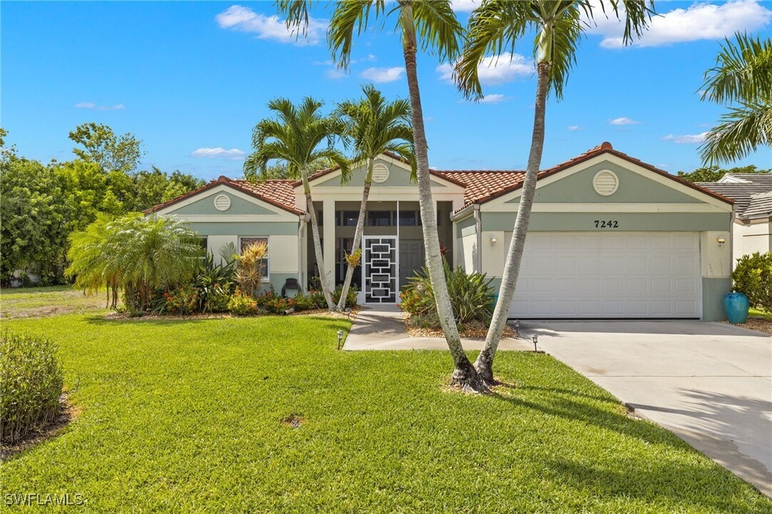 7242 Mill Pond Cir in Naples, FL - Foto de edificio