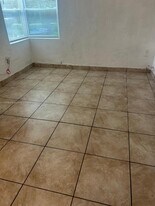 615 NE 3rd St in Hallandale Beach, FL - Building Photo