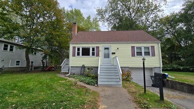57 Maynard Rd in Dedham, MA - Foto de edificio - Building Photo