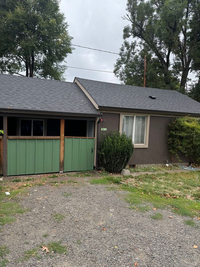 785 State Hwy 99 N in Eugene, OR - Foto de edificio - Building Photo