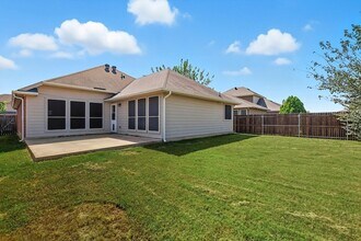 512 Crescent Creek Ln in Fort Worth, TX - Building Photo - Building Photo