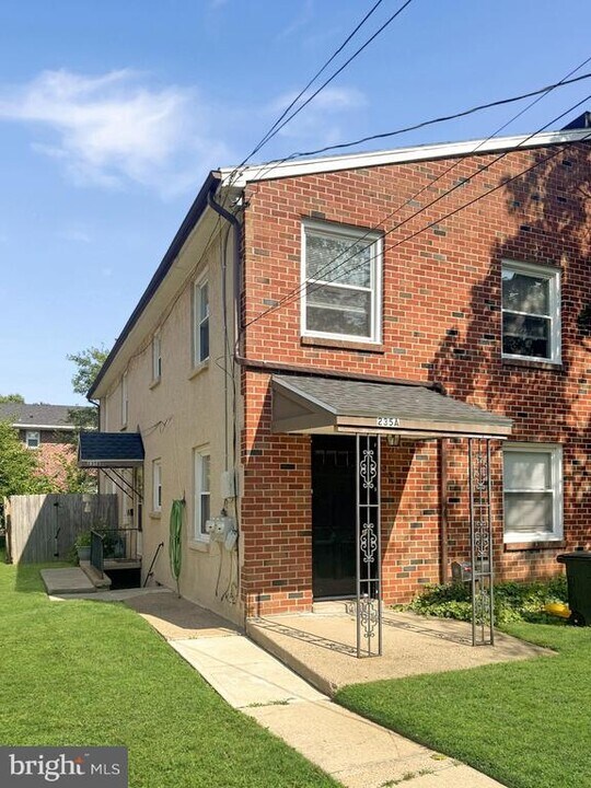 235 Roesch Ave in Oreland, PA - Foto de edificio