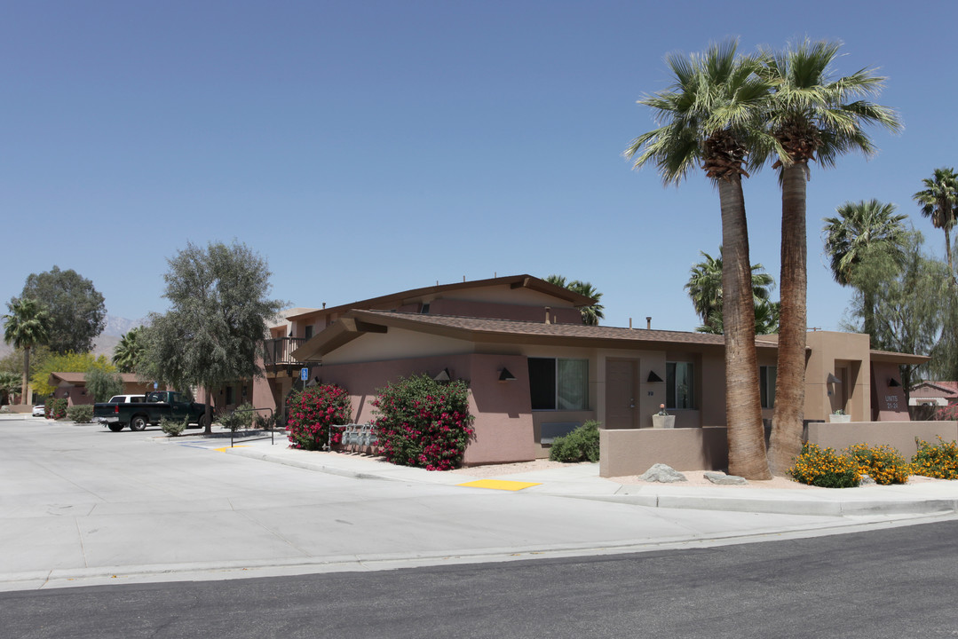 Laguna Palms Apartments in Palm Desert, CA - Building Photo