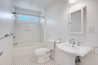 2439 S Burnside Ave in Los Angeles, CA - Building Photo - Building Photo