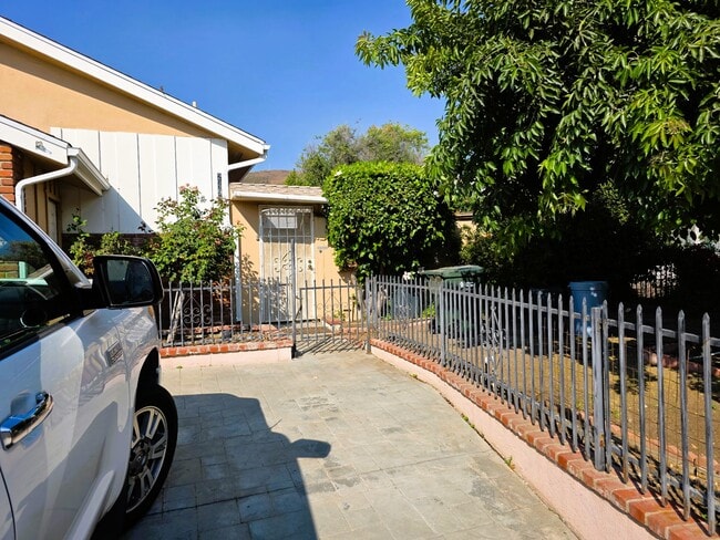 2493 Los Feliz Dr in Thousand Oaks, CA - Foto de edificio - Building Photo