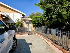 2493 Los Feliz Dr in Thousand Oaks, CA - Building Photo - Building Photo