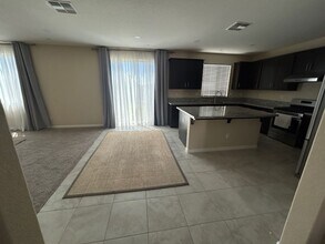 1118 Greenbrier Dr in Hanford, CA - Building Photo - Building Photo
