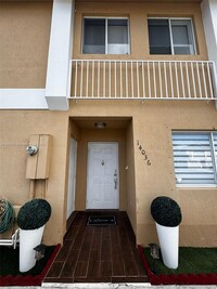 14036 SW 179th St in Miami, FL - Foto de edificio - Building Photo