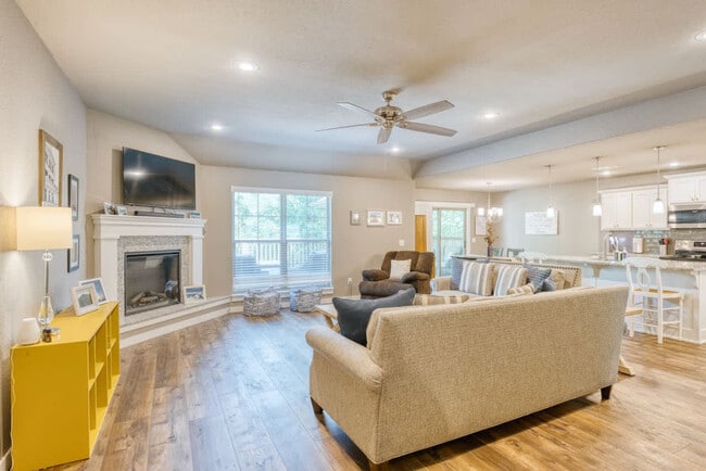 24 Pickering Dr in Bella Vista, AR - Foto de edificio - Building Photo