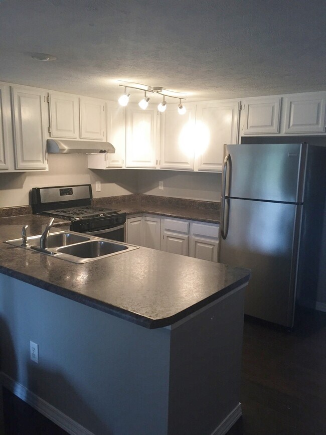 1208 Riviera Dr, Unit Private in Bloomington, IL - Foto de edificio - Building Photo
