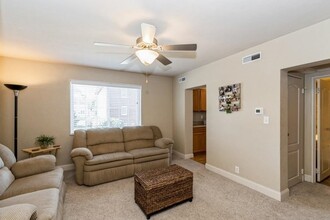515 Grandview Ct, Unit 515 in Iowa City, IA - Foto de edificio - Building Photo