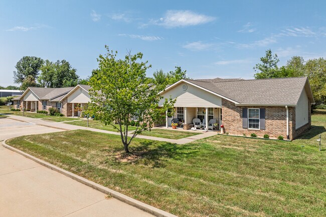 Garden Villas Apartments in Bolivar, MO - Building Photo - Building Photo