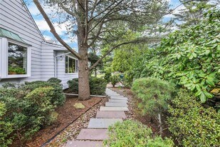 76 Tomac Ave in Greenwich, CT - Building Photo