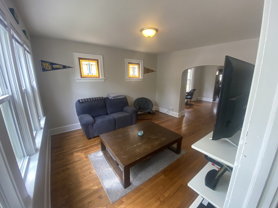 2725 N Bremen St, Unit Upper in Milwaukee, WI - Building Photo