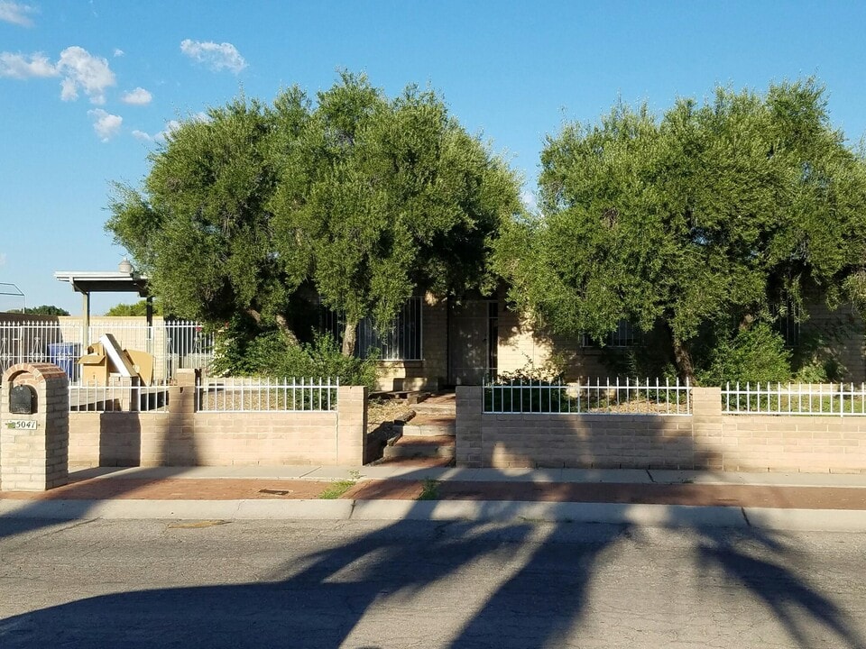 5041 S Greenway Dr in Tucson, AZ - Building Photo