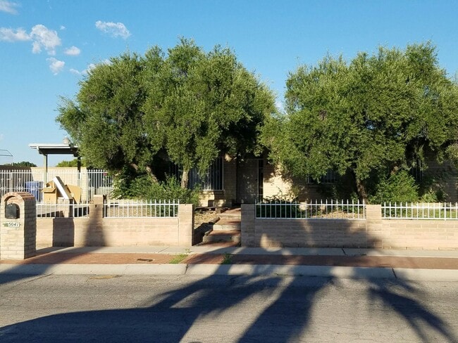 property at 5041 S Greenway Dr