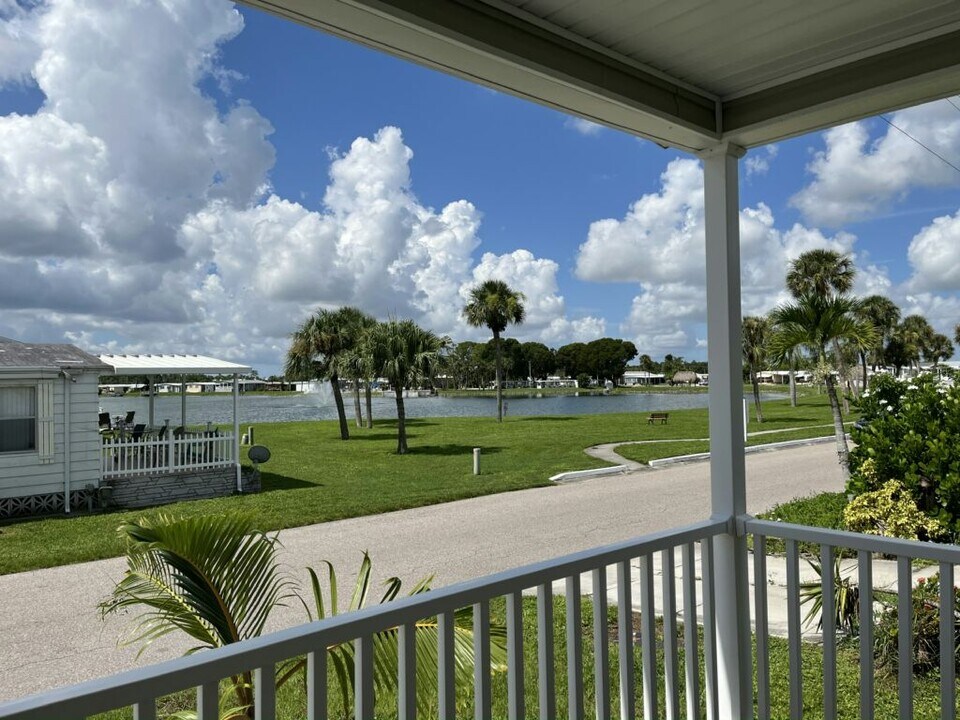747 Pirates Rest Rd in North Fort Myers, FL - Building Photo