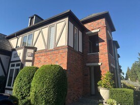 10133 NE 66th Ln in Kirkland, WA - Building Photo