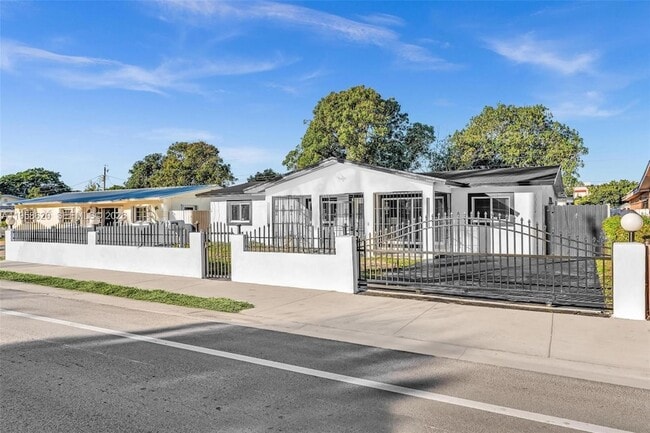 560 Perviz Ave in Opa Locka, FL - Building Photo - Building Photo