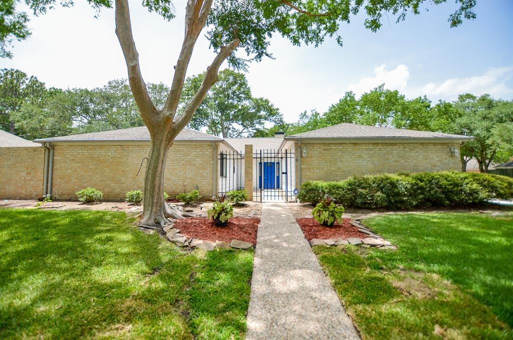 1702 Cherry Bend Dr in Houston, TX - Building Photo