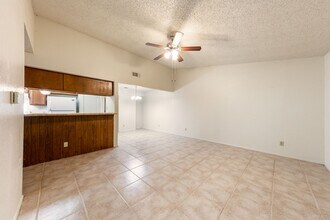 818 Sirocco Dr in Austin, TX - Building Photo - Building Photo