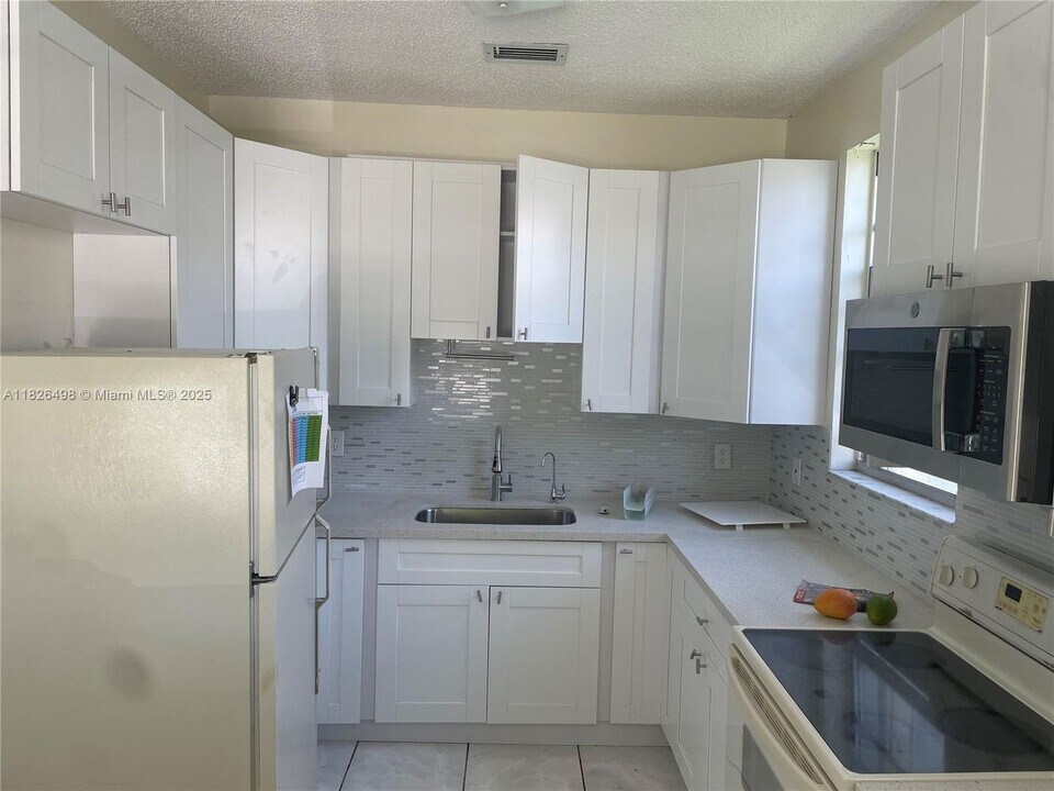 907-909 SW 8th St in Hallandale Beach, FL - Building Photo