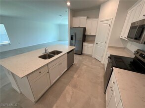 3850 Treasure Oak Wy in Ft. Myers, FL - Foto de edificio - Building Photo