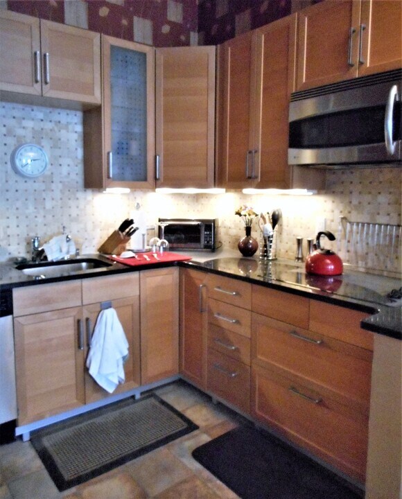 918 Beacon St, Unit 1 in Boston, MA - Building Photo