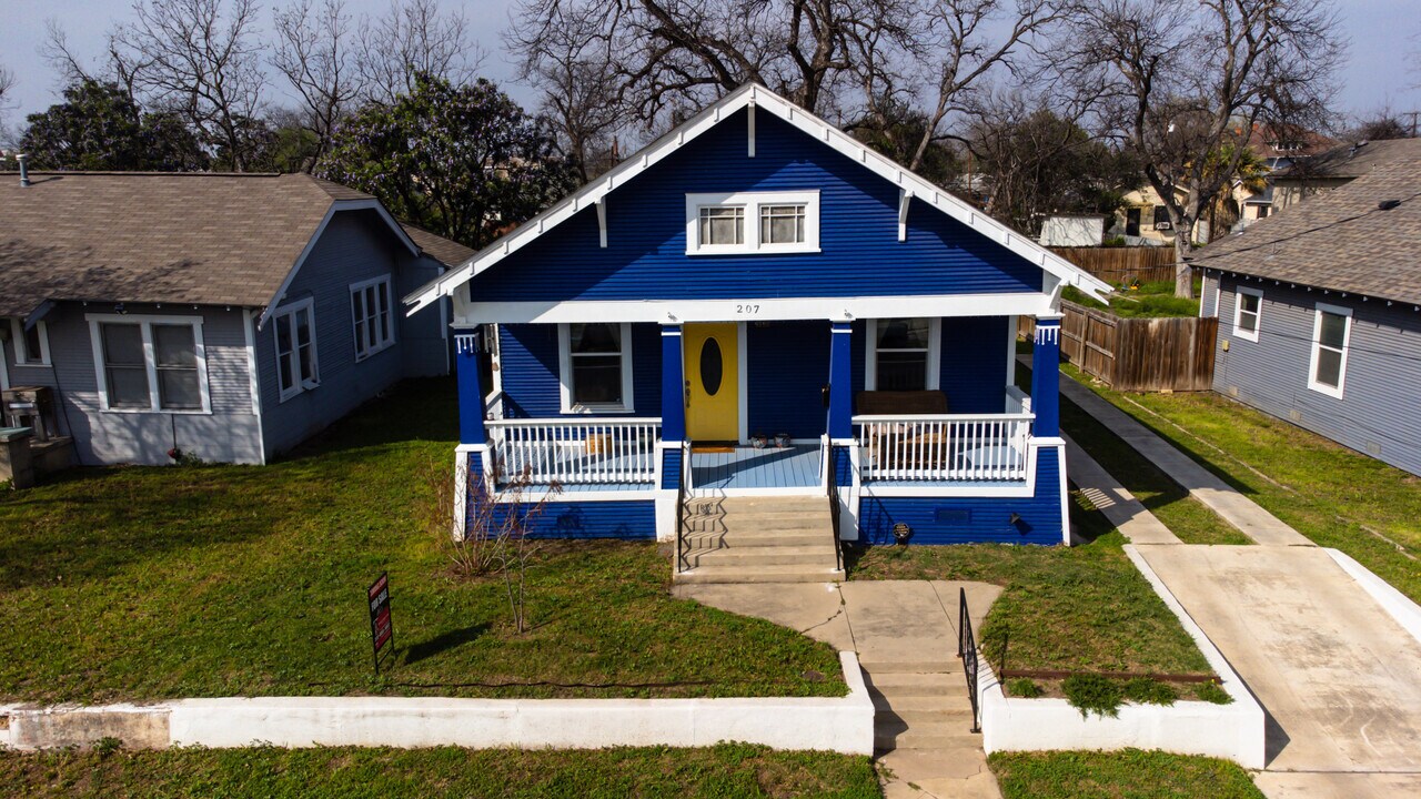 207 Dilworth St in San Antonio, TX - Building Photo